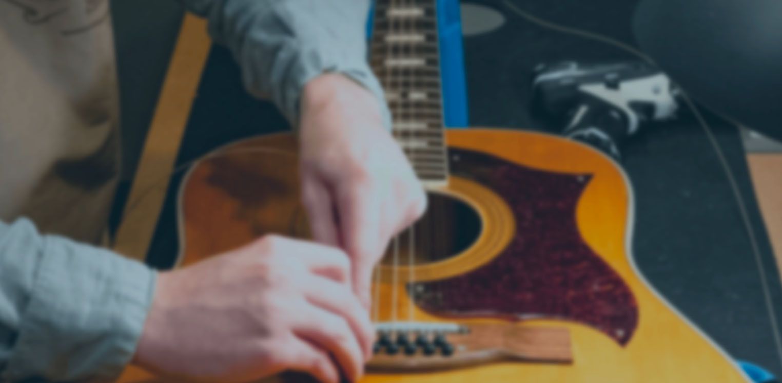 Bekijk onze drie praktische tips voor beginners om je akoestische gitaar zelf professioneel af te stellen.